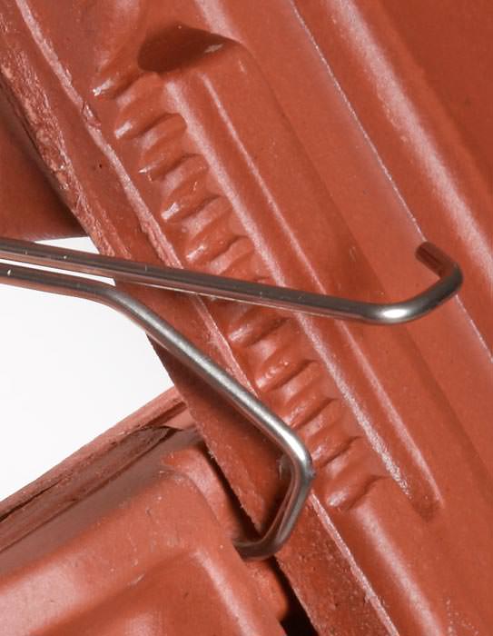 Universal Sturmklammer II von Erlus für angepasste Dachziegelmodelle