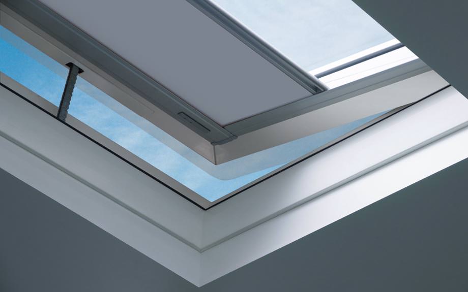 Fakro bringt IsolierglasFlachdachfenster mit PolycarbonatLichtkuppel
