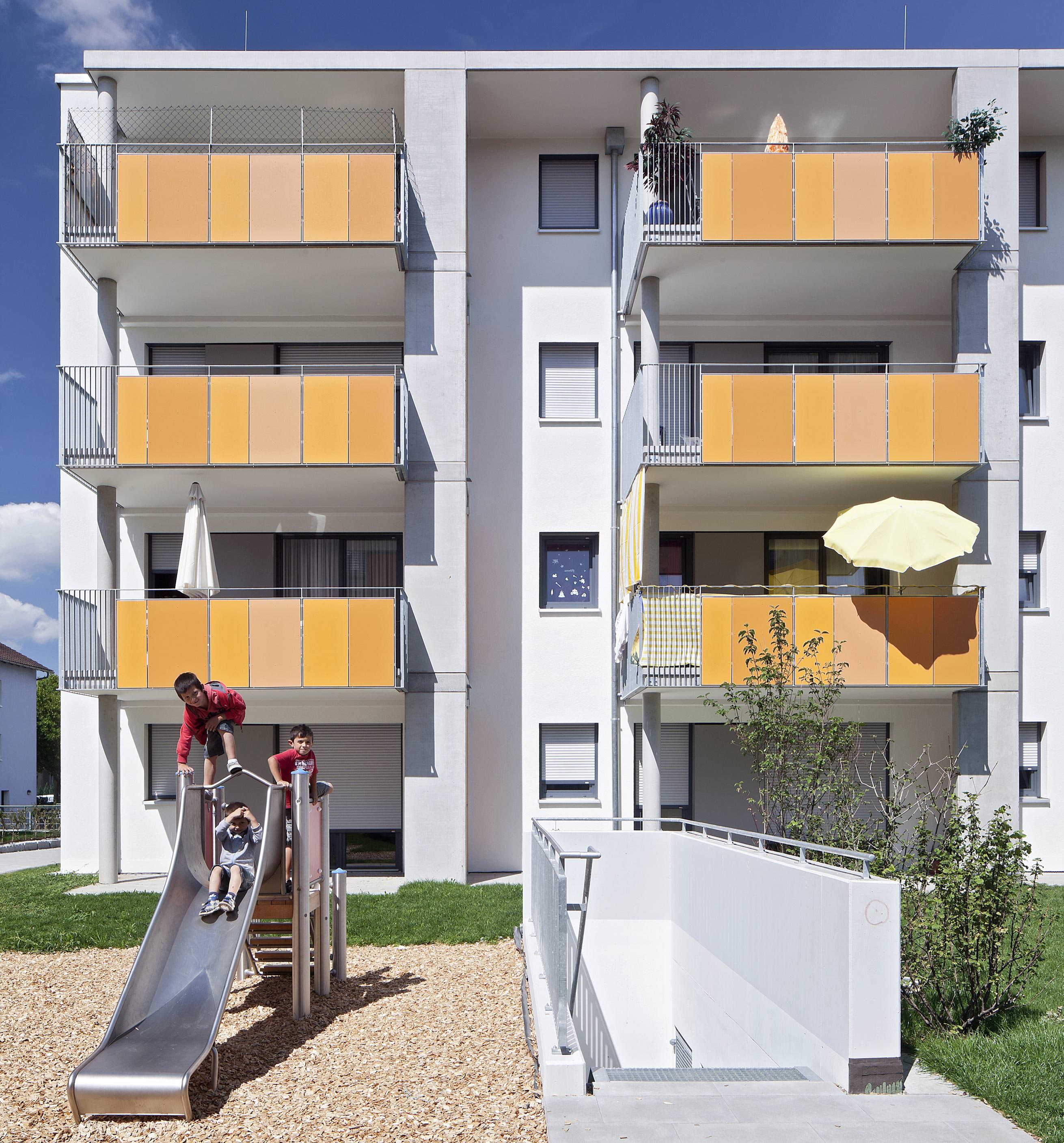 Equitone für Balkonbrüstungen mit unterschiedlichen Oberflächen innen