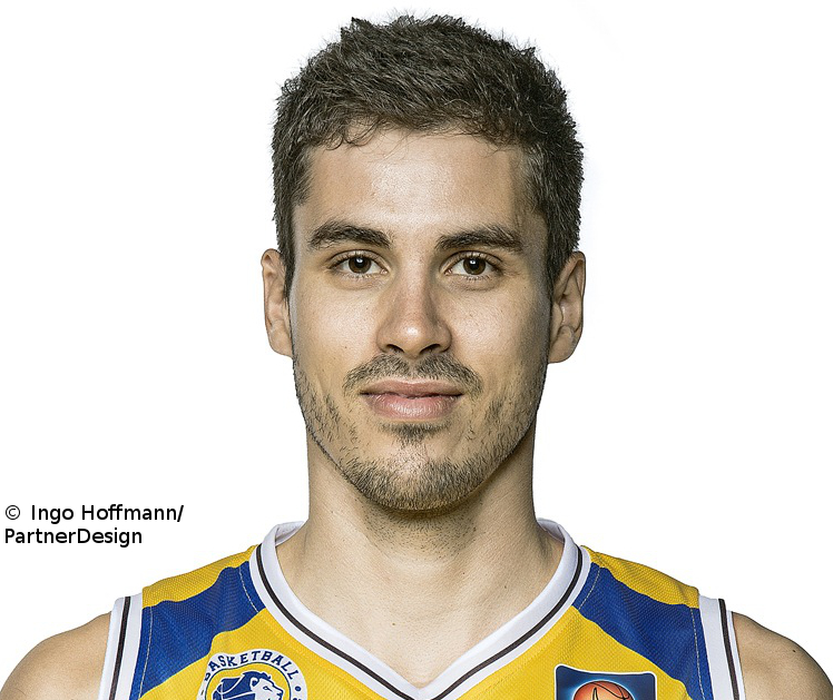 Simon verlängert bei den Basketball Löwen › BBL Profis
