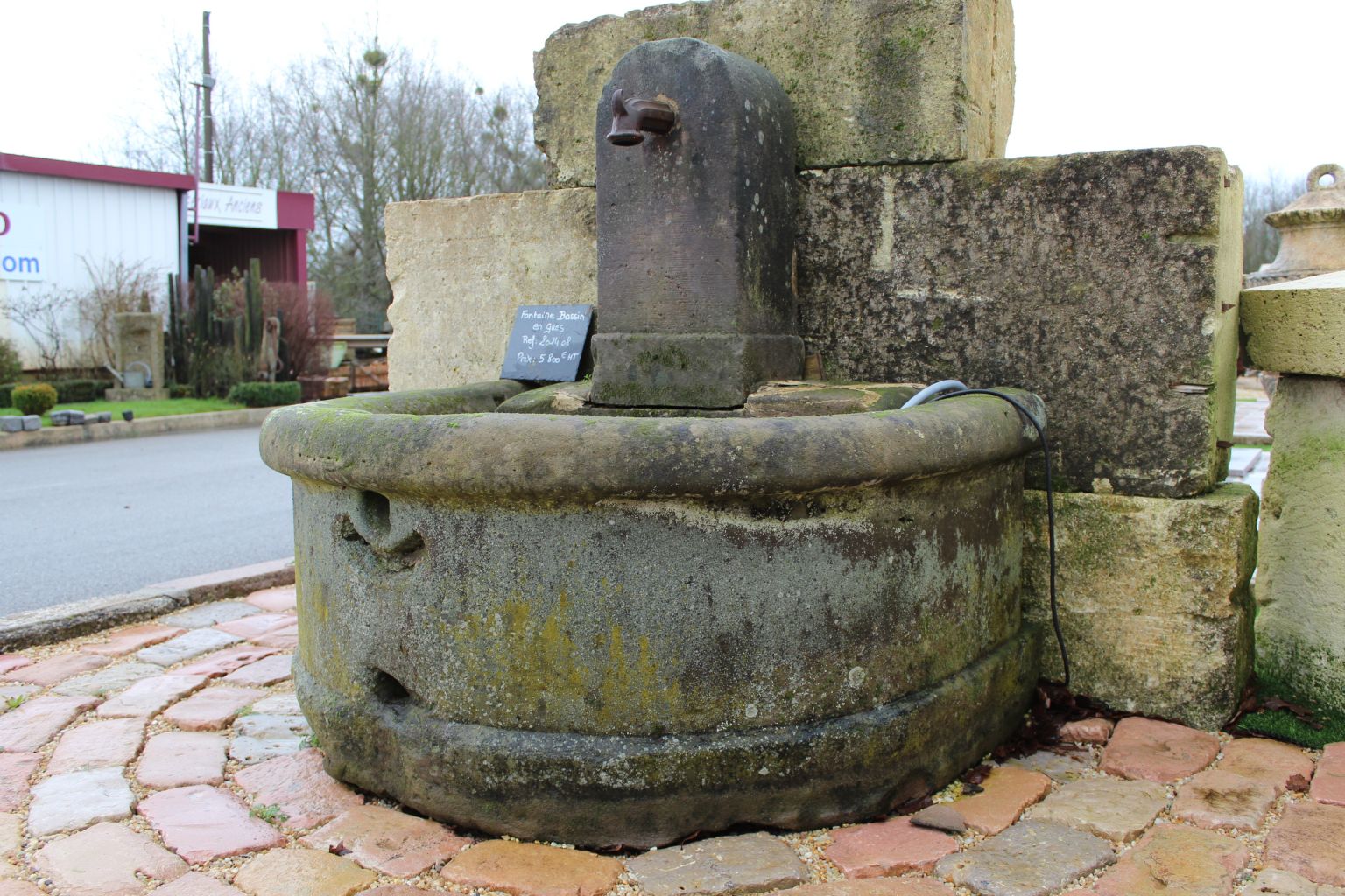 Fontaine ancienne en grès Hauteur totale 125 cm BCA Fontaine ancienne en grès Hauteur totale 125 cm BCA