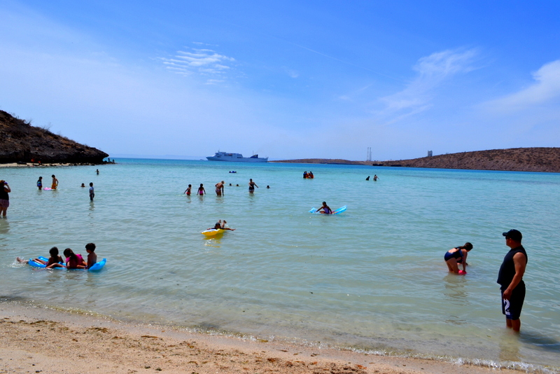 Alrededor De 18 Mil Personas Abarrotan Las Playas De La Paz Bcs