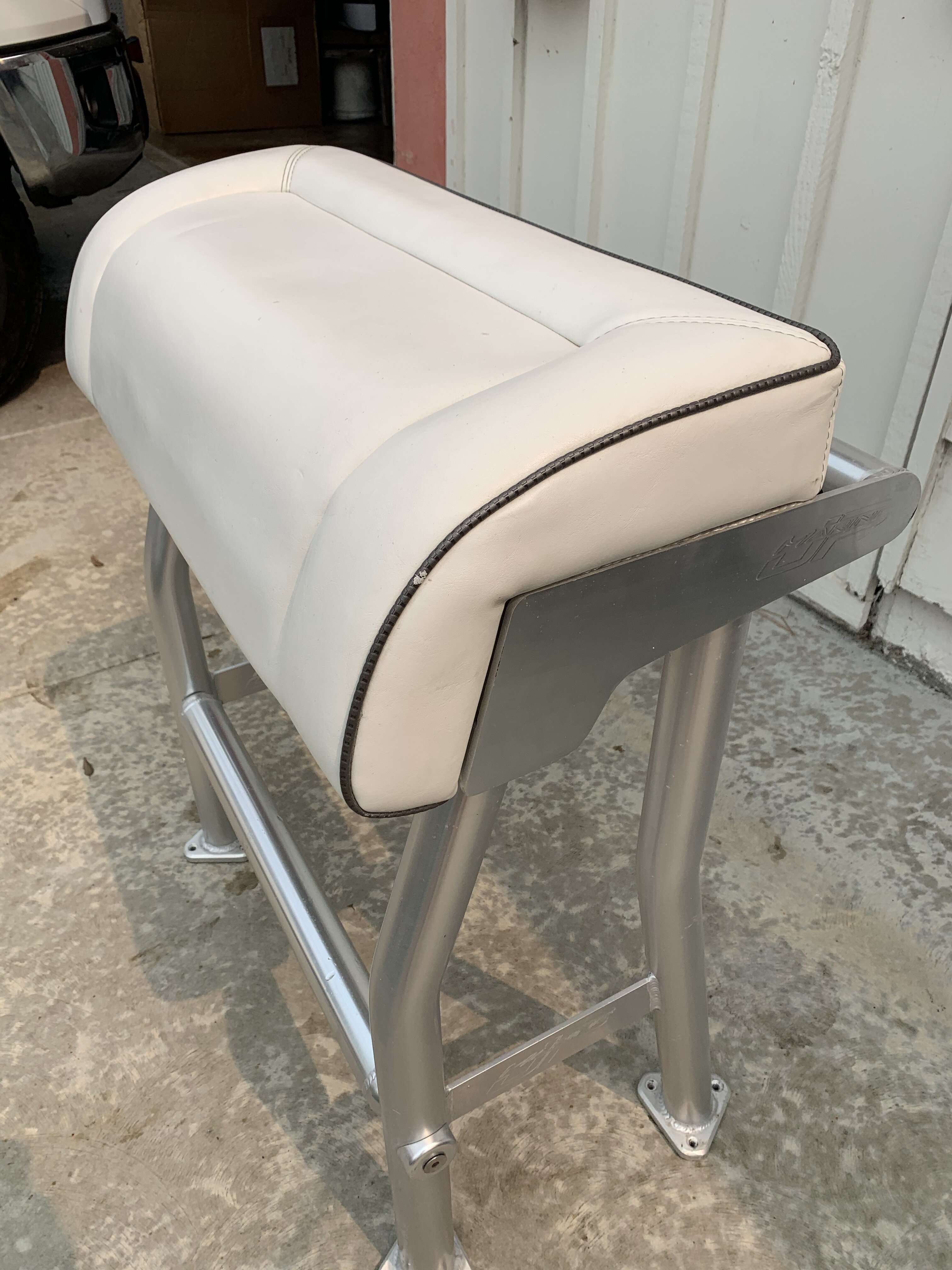 Leaning Post / Seat for Center Console Boat Fishing Bloodydecks