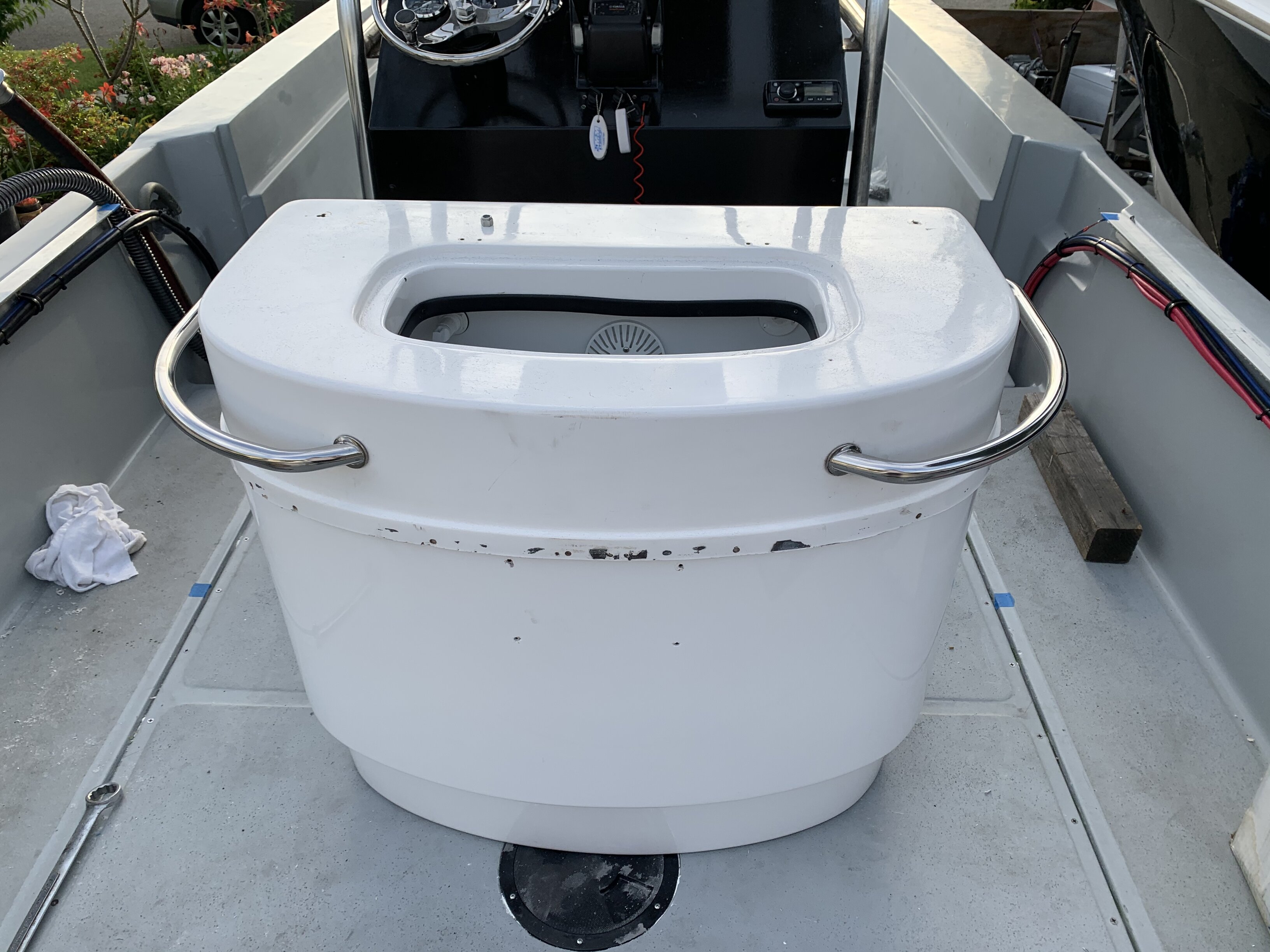 35 gallon Bait tank/leaning post Bloodydecks