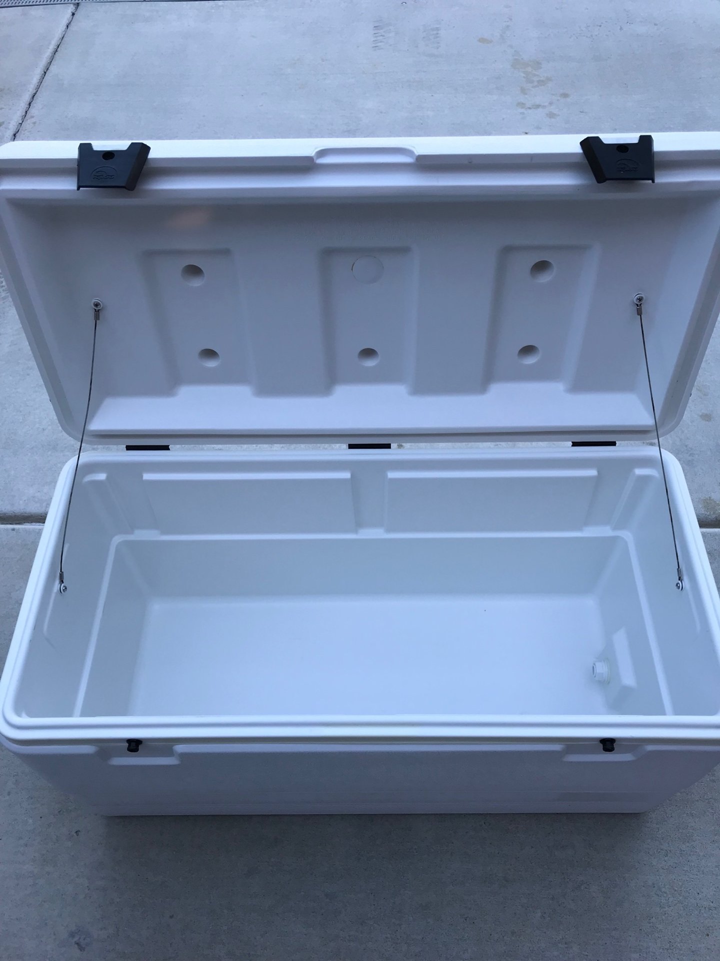 Igloo 94 Marine Cooler Bloodydecks