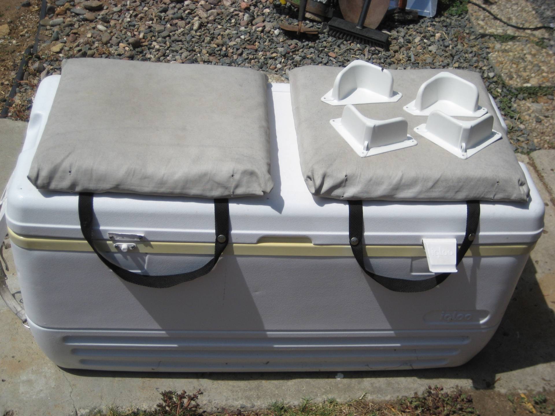 Igloo cooler seat with cushions 40 Bloodydecks