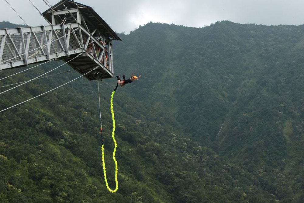 Man sets new bungee jumping world record; details World News