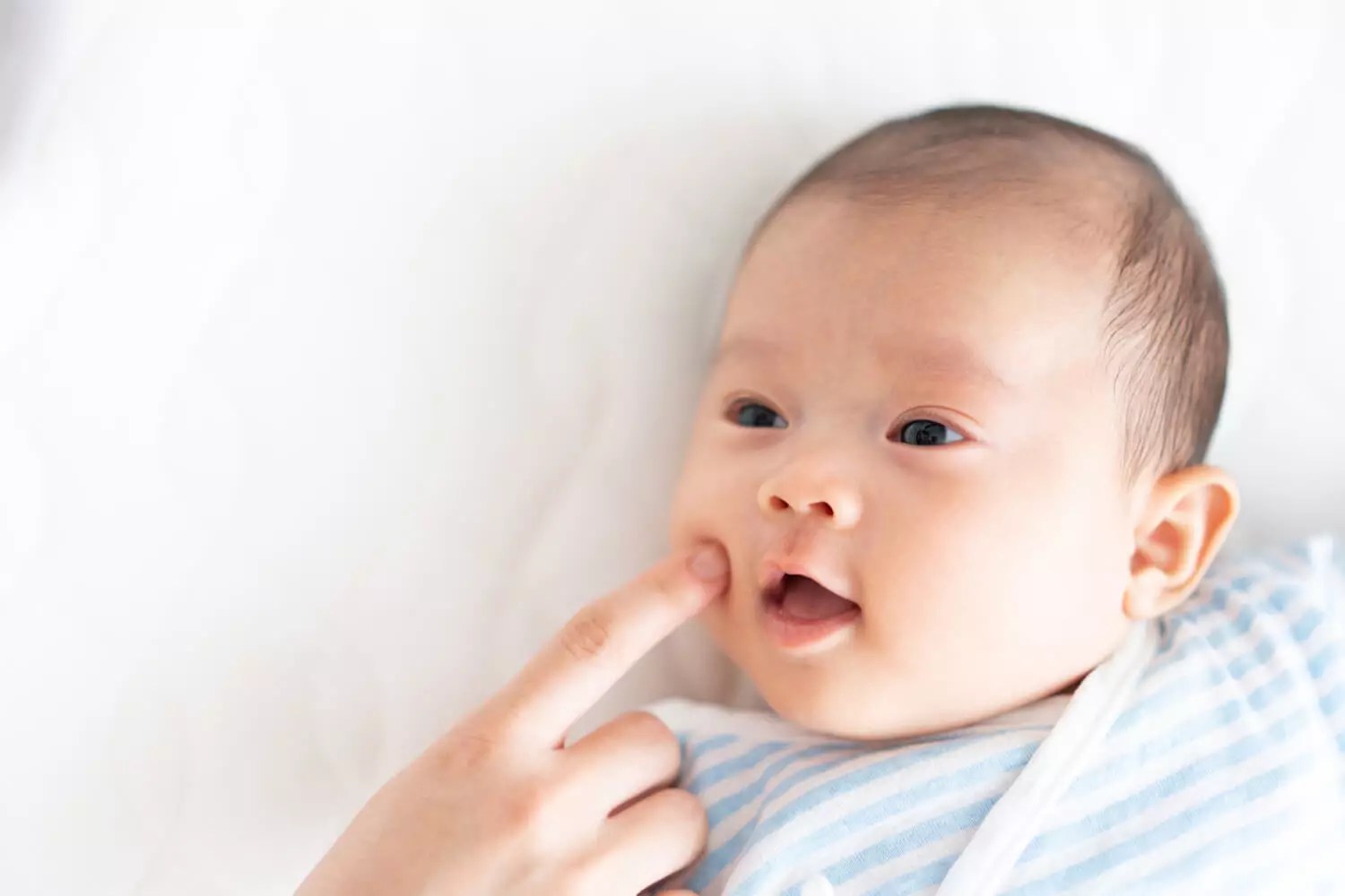 Rooting Reflex in Babies When And How Does it Develop? Being The Parent