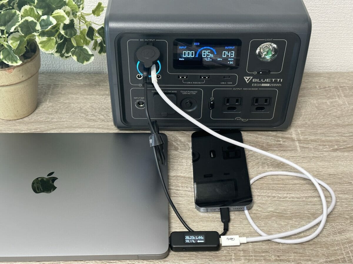 Anker 323 Car Charger(52.5W) レビュー｜車内でもスマホを急速充電！タブレット等の同時充電もでき、旅のお供に最適な