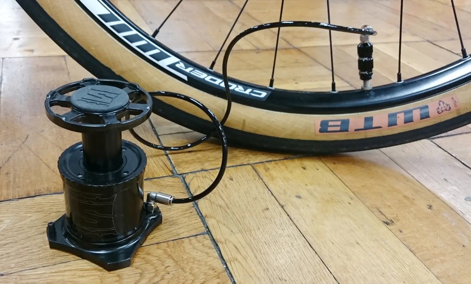 ナゼ今までなかったの！？足踏み式の携帯用自転車ポンプ BEPAL