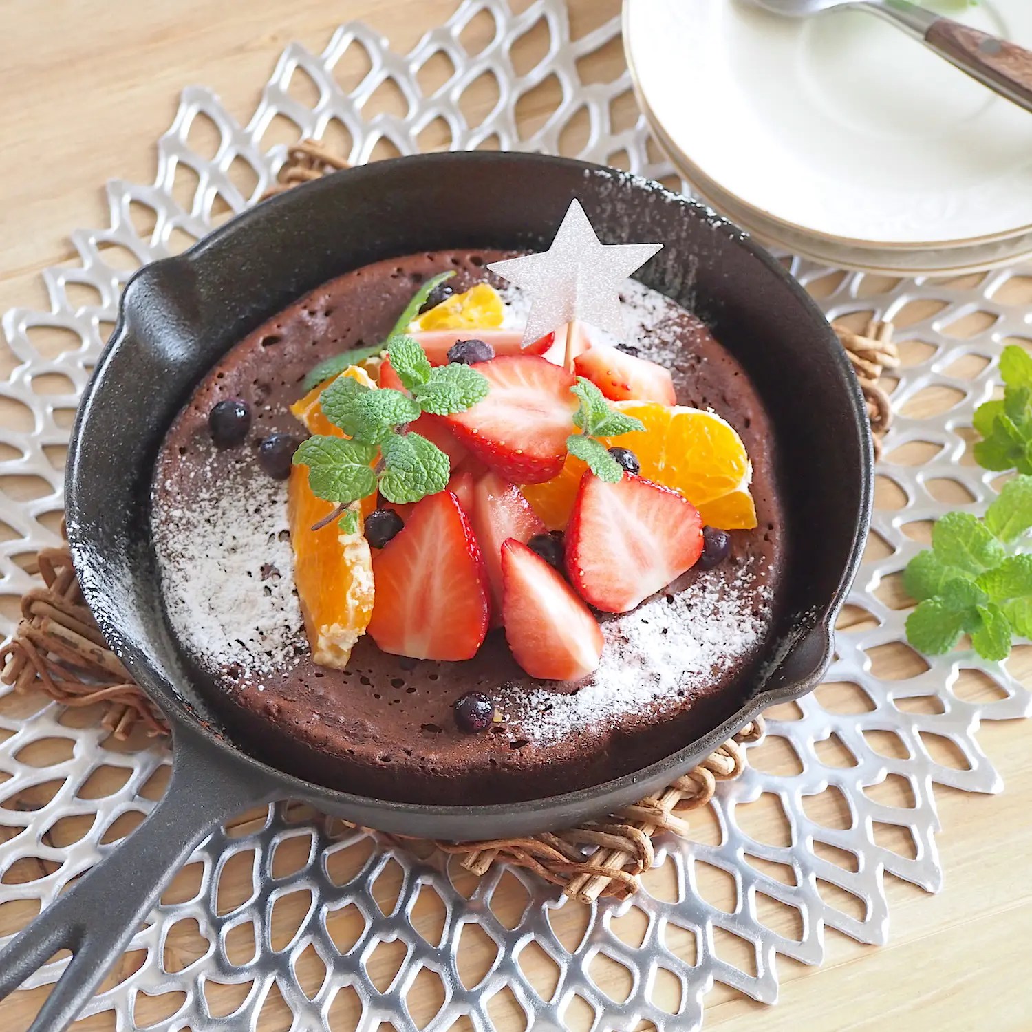 スキレットで作るキャンプデザート！カンタンにできる濃厚ガトーショコラレシピ BEPAL