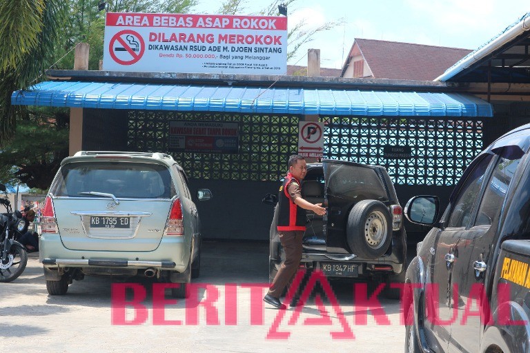 Penggeledahan di RSUD Ade M Djoen Sintang terkait Alkes 2015 –  www.berita-aktual.com