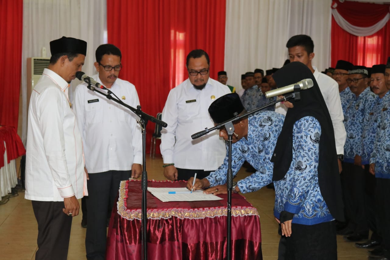 Plt. Bupati Aceh Selatan Lantik 250 Kepala TK,SD dan SMP | Berita Merdeka  Online