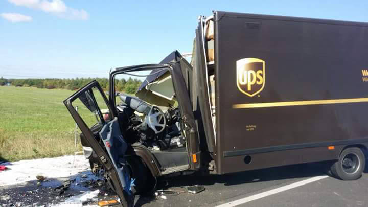 A10 Dreieck Havelland UPSFahrer war nach Aufprall mit Kopf eingeklemmt