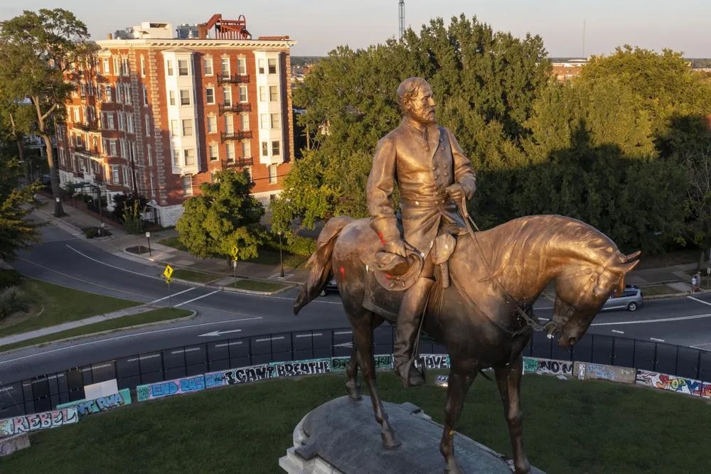 Statue of Confederate Robert E Lee coming down in Virginia Bermuda Real