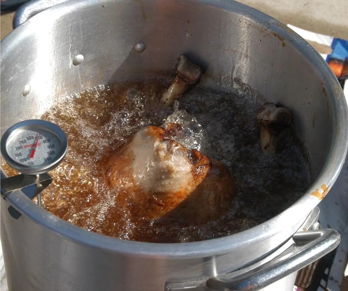 Which oil is best for deep frying a turkey?