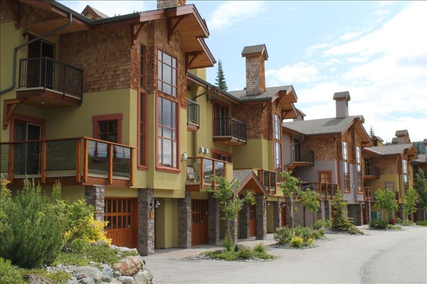 Beautiful Trails Edge Townhouse For Rent at Sun Peaks Resort