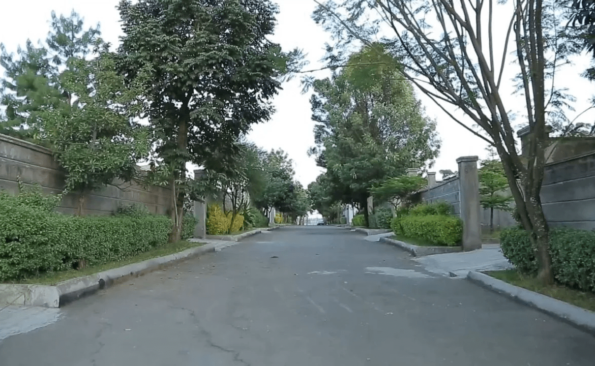 Semi finished G+1 house in the windy Alemgena city. Bet Begara