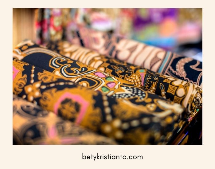 6 Cara Mencuci Batik yang Benar, Agar Busana Kamu Awet.