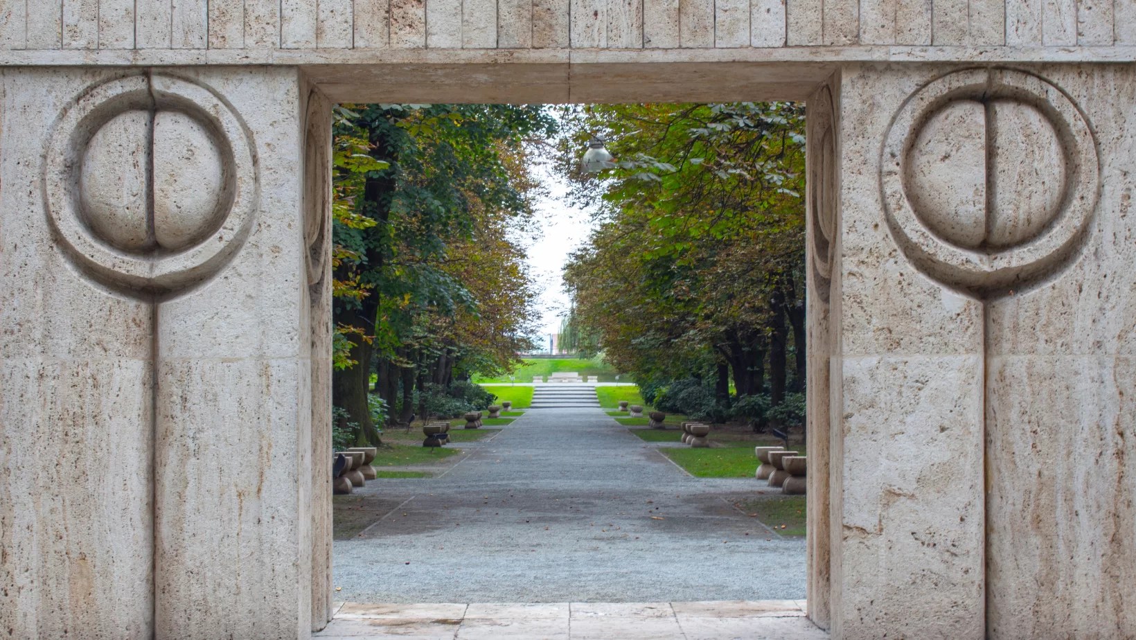 The gate of the kiss constantin brancusi