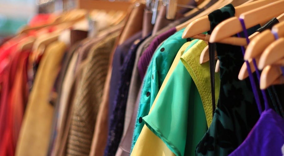 99 maneras de cortar,coser,adornar y atar tu camiseta Bezzia