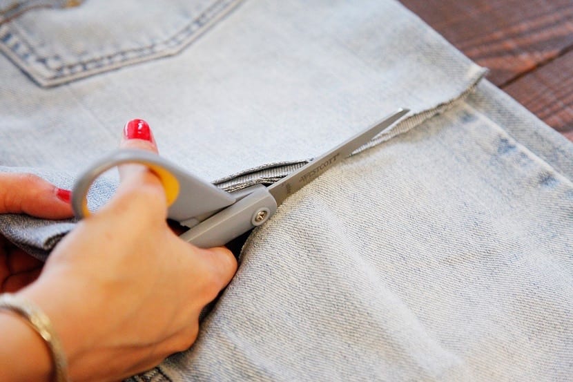 99 maneras de cortar,coser,adornar y atar tu camiseta Bezzia