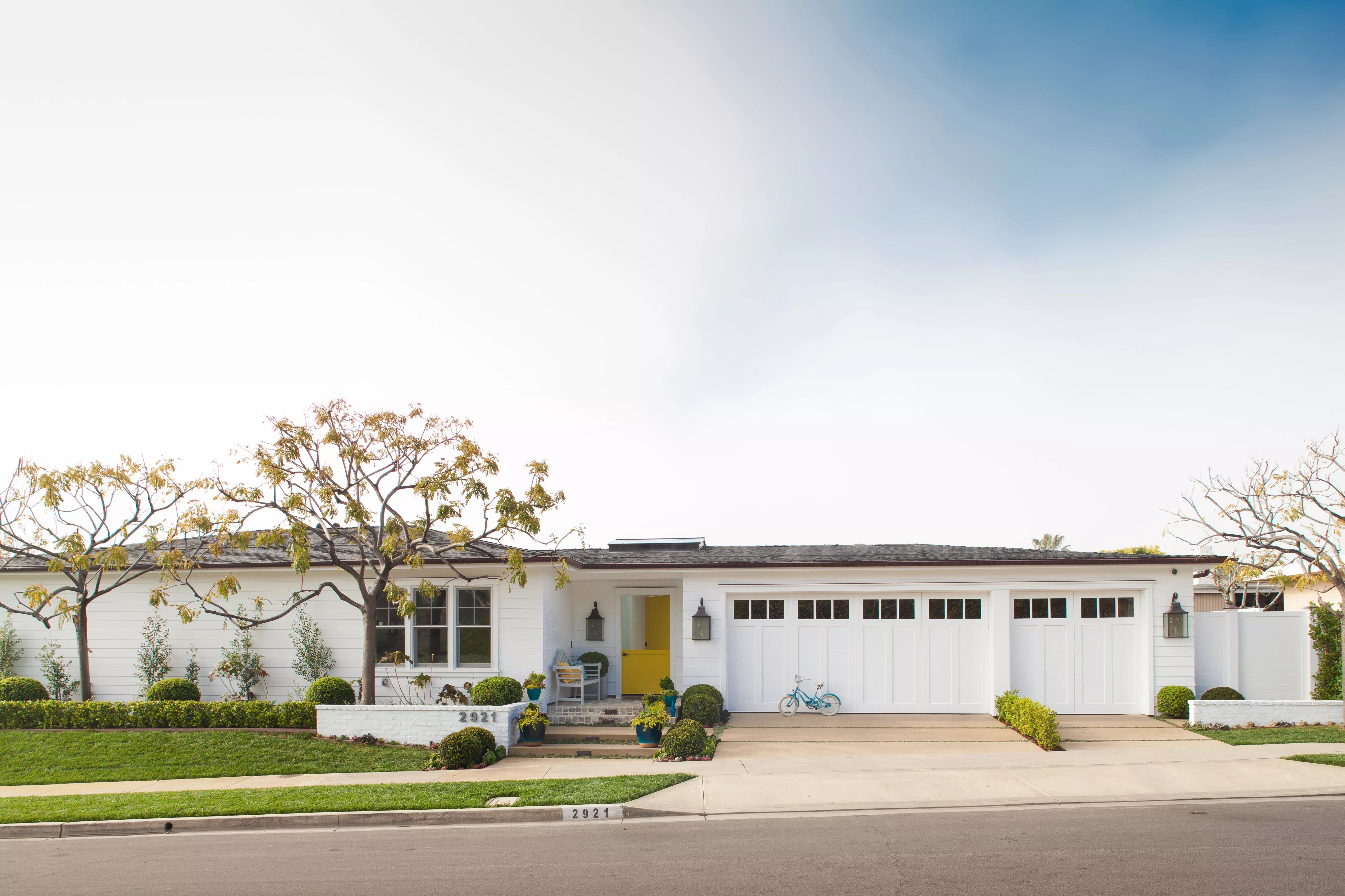 Californian ranch with white exterior
