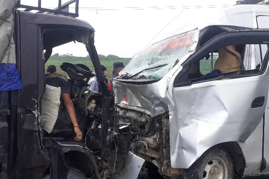 माइक्रोबसले मोटरसाइकल र भ्यानलाई ठक्कर दिंदा तीन जनाको मृत्यु