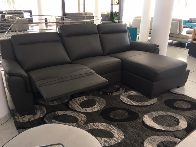 Divano in vera pelle con recliner elettrico e contenitore in offerta