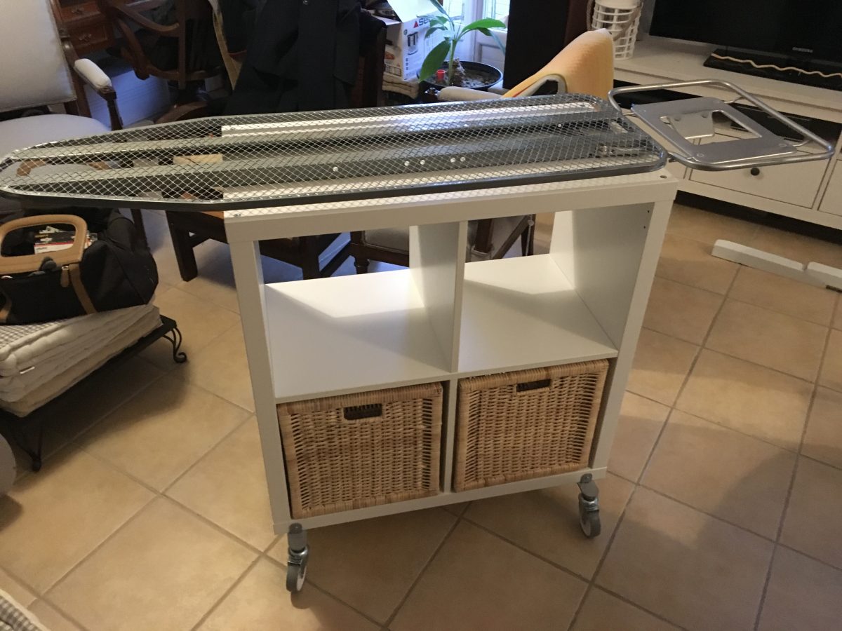 Un meuble table à repasser sur roulettes