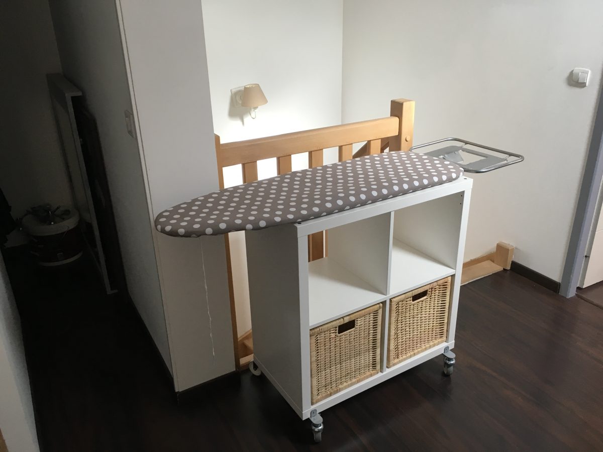 Un meuble table à repasser sur roulettes