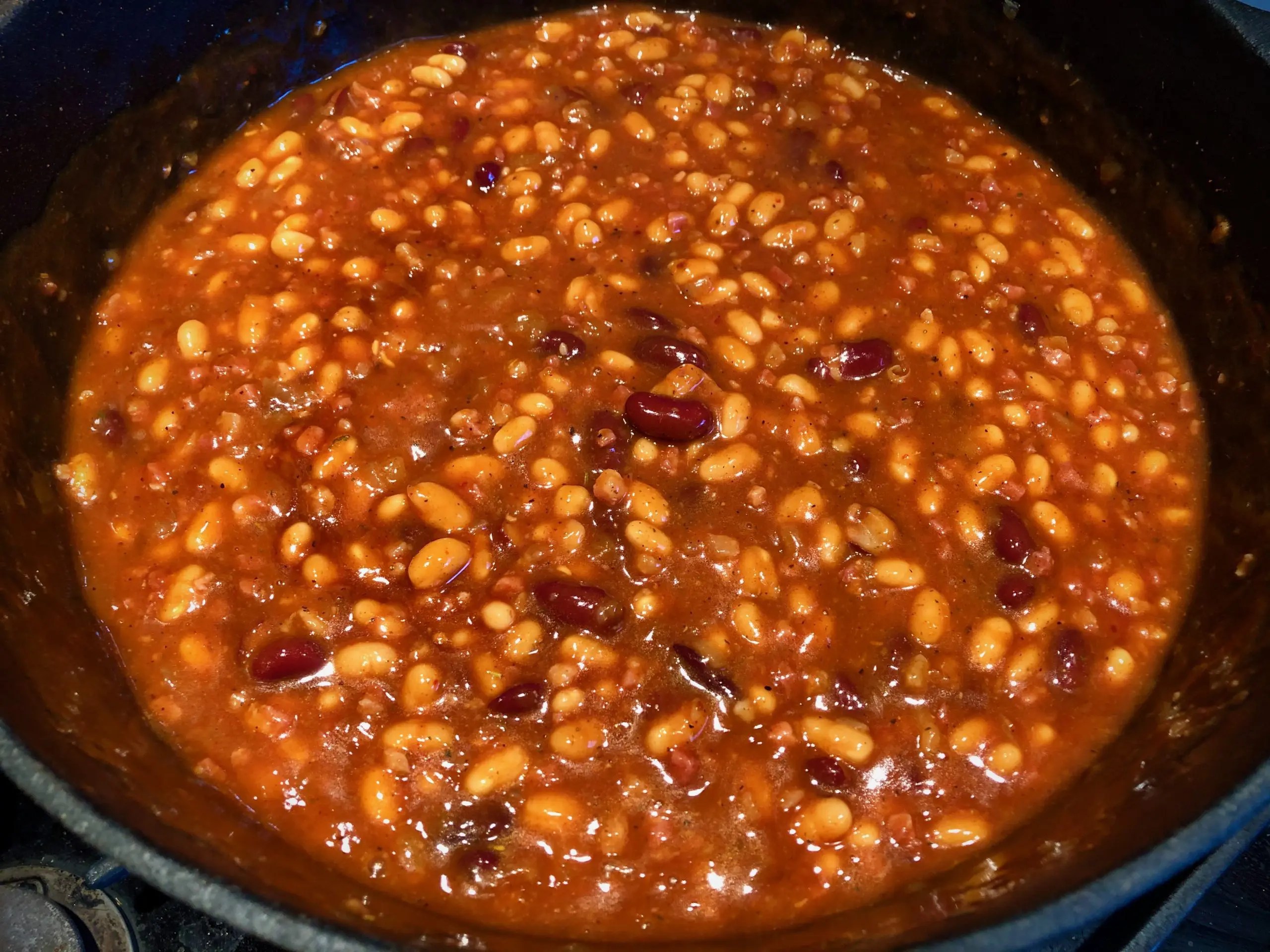 Baked Beans aus dem Dutch Oven Big J's BBQ