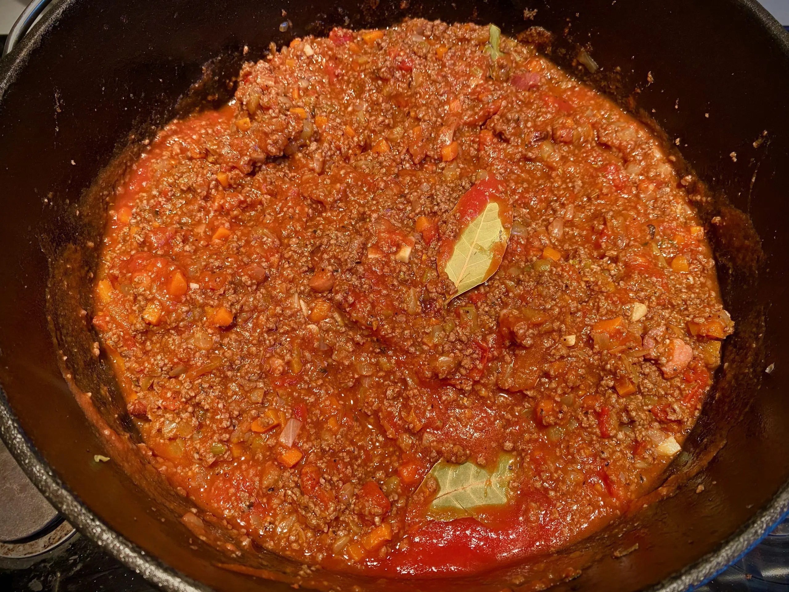 Sauce Bolognese (Ragù alla bolognese) aus dem Dutch Oven Big J's BBQ