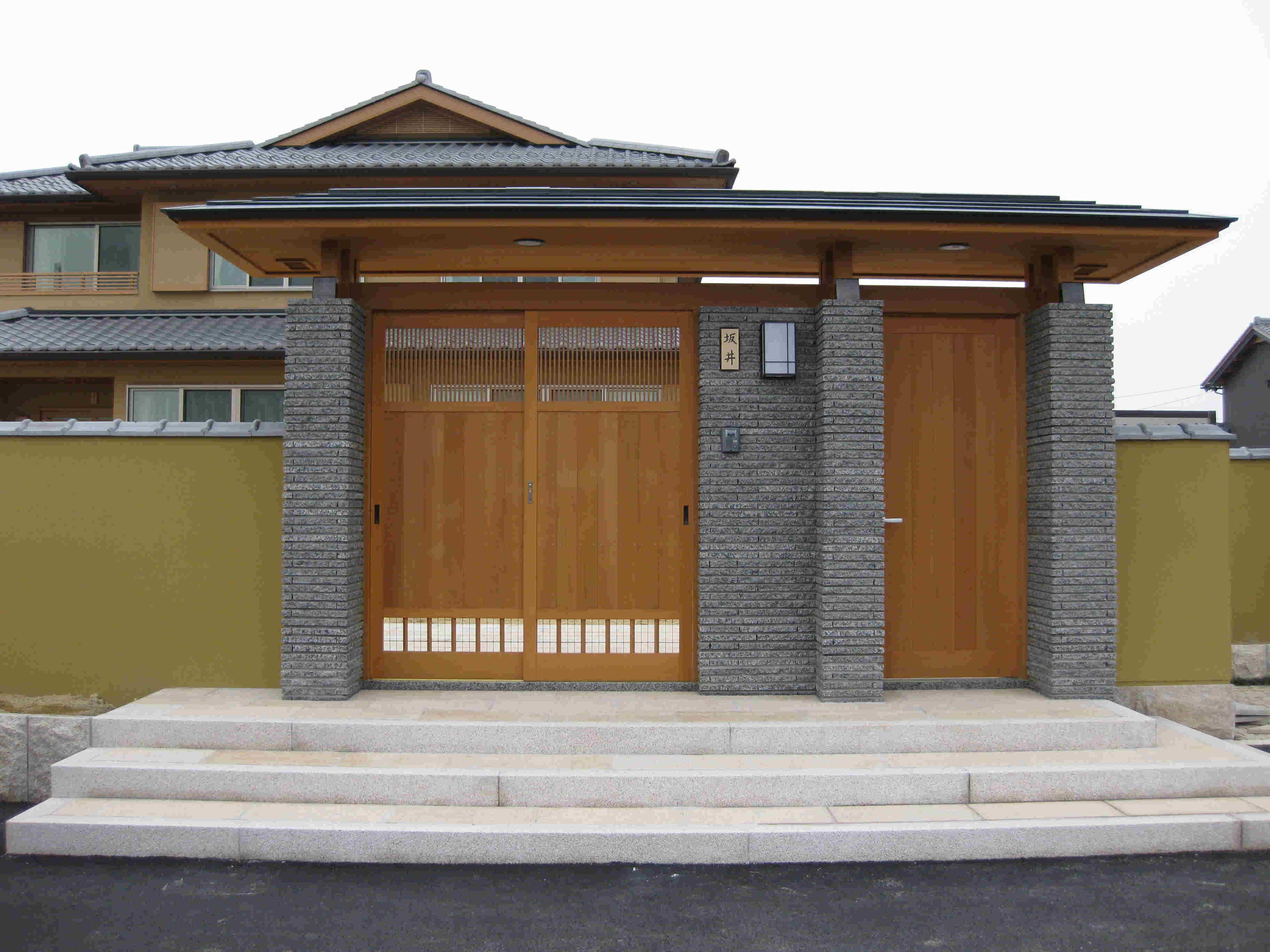 高級感のある門構えのセミクローズ外構｜有限会社グリーンランドエデン｜外構工事｜エクステリア工事｜造園工事｜庭づくり｜ガーデニング｜園芸店｜新潟県新潟市 和風の門構え