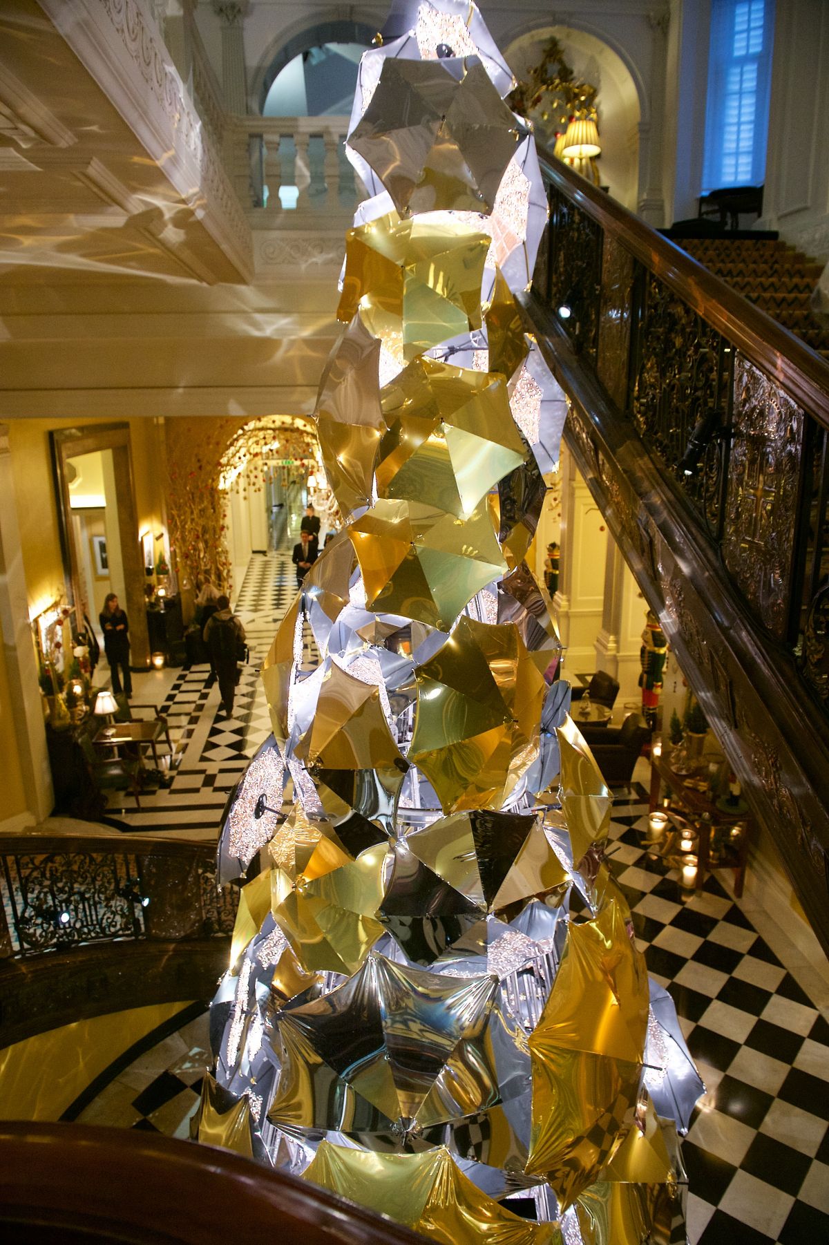 Bild Studios / Works / Burberry Christmas Tree