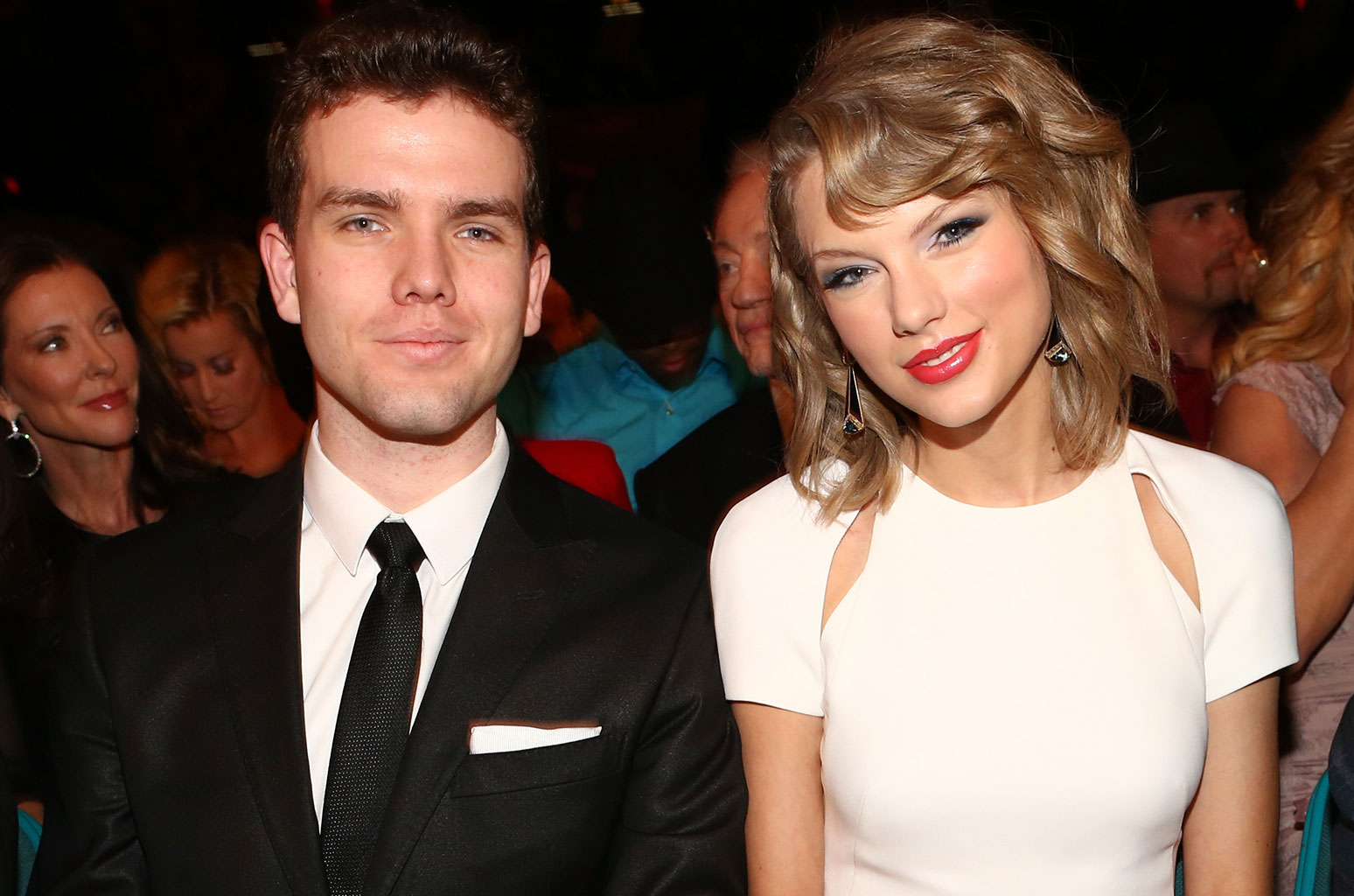 Taylor Swift Fan Theories On 'LWYMMD' Cover Billboard(016)