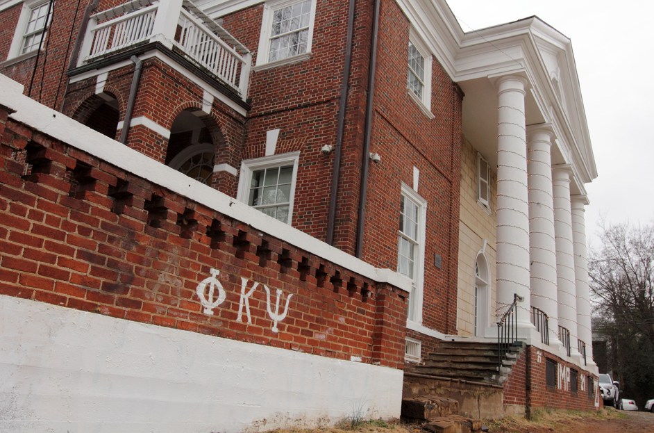'Rolling Stone' Takes Aim at Fraternity's Reputation in Univ. of(04)