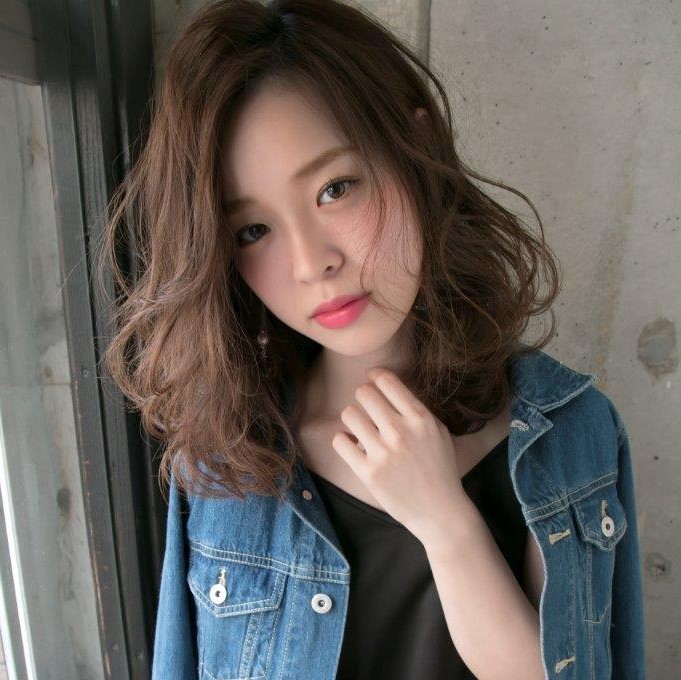 「セミロング×パーマ×前髪なし」の明るめ＆暗めスタイル【14選】