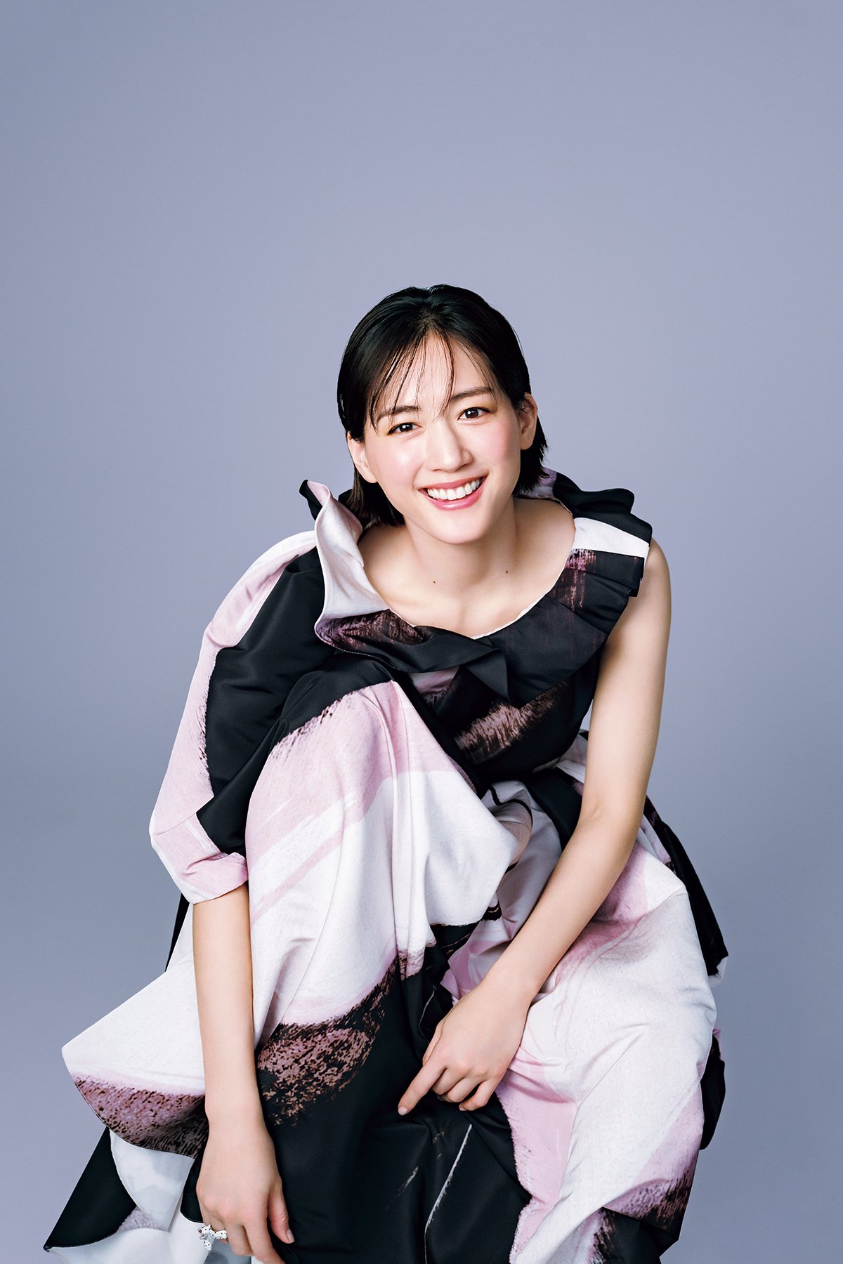 綾瀬はるかさん「最近はショートヘアに合わせたメイクを楽しんでいます」【2022年『美的』ベストビューティウーマン1位受賞】