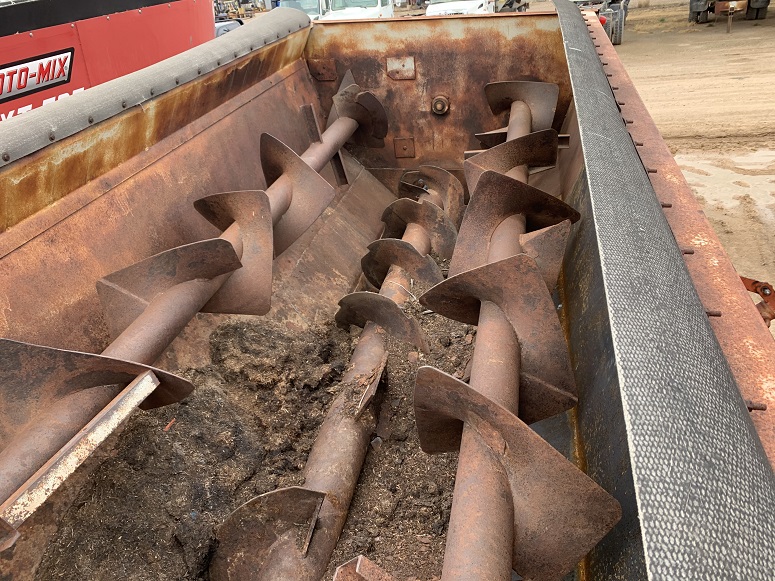 CONSIGN UNIT 102 420 OSWALT MIXER WAGON