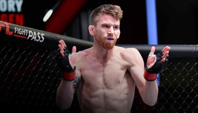 Los profesionales reaccionan después de que Cory Sandhagen se detiene a Deiveson Figueiredo en UFC des Moines