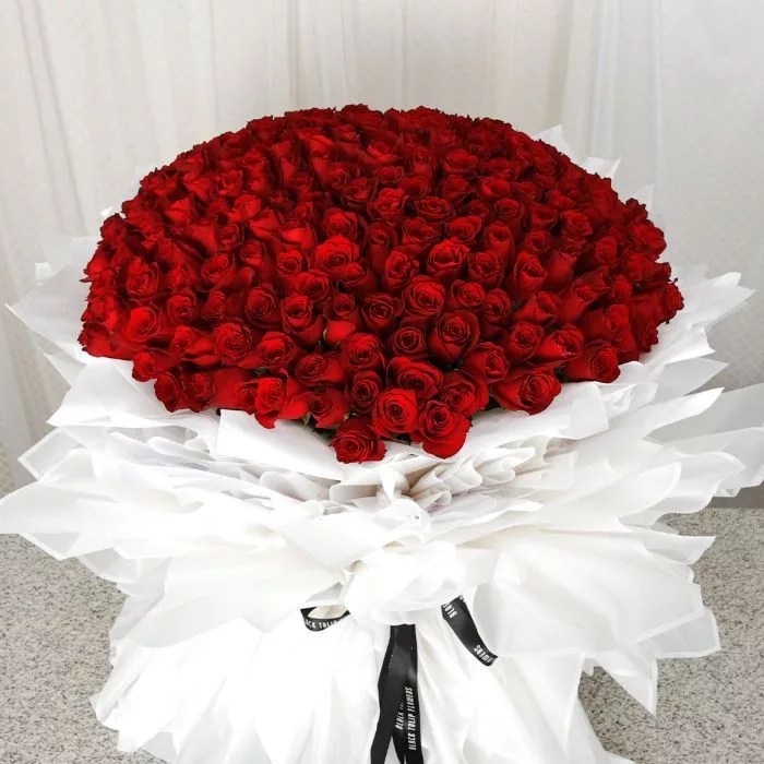 Superb 200 Red Roses Bouquet Delivery Qatar BTF