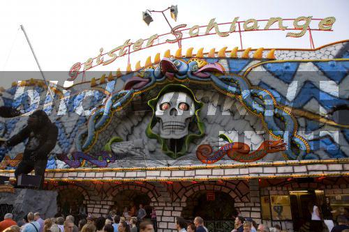 blickwinkel Fassade einer Geisterbahn mit Totenkopf auf der Cranger