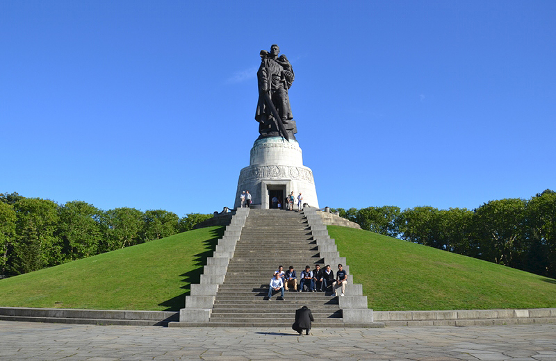 » Sowjetisches Ehrenmal BerlinTreptow