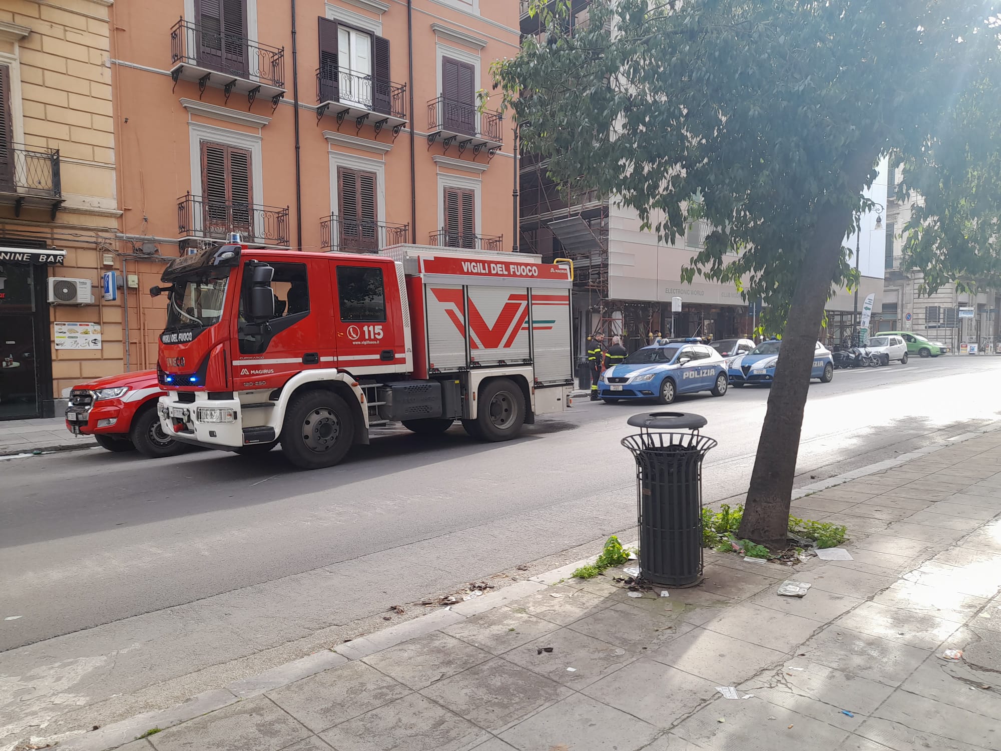 Getta il cane dal balcone e tenta il suicidio, dramma in via Guardione