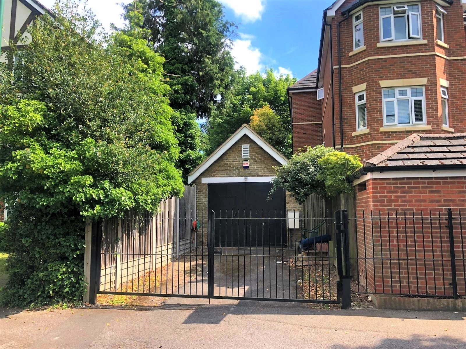 London SM2 Detached Garage Blue Alpine