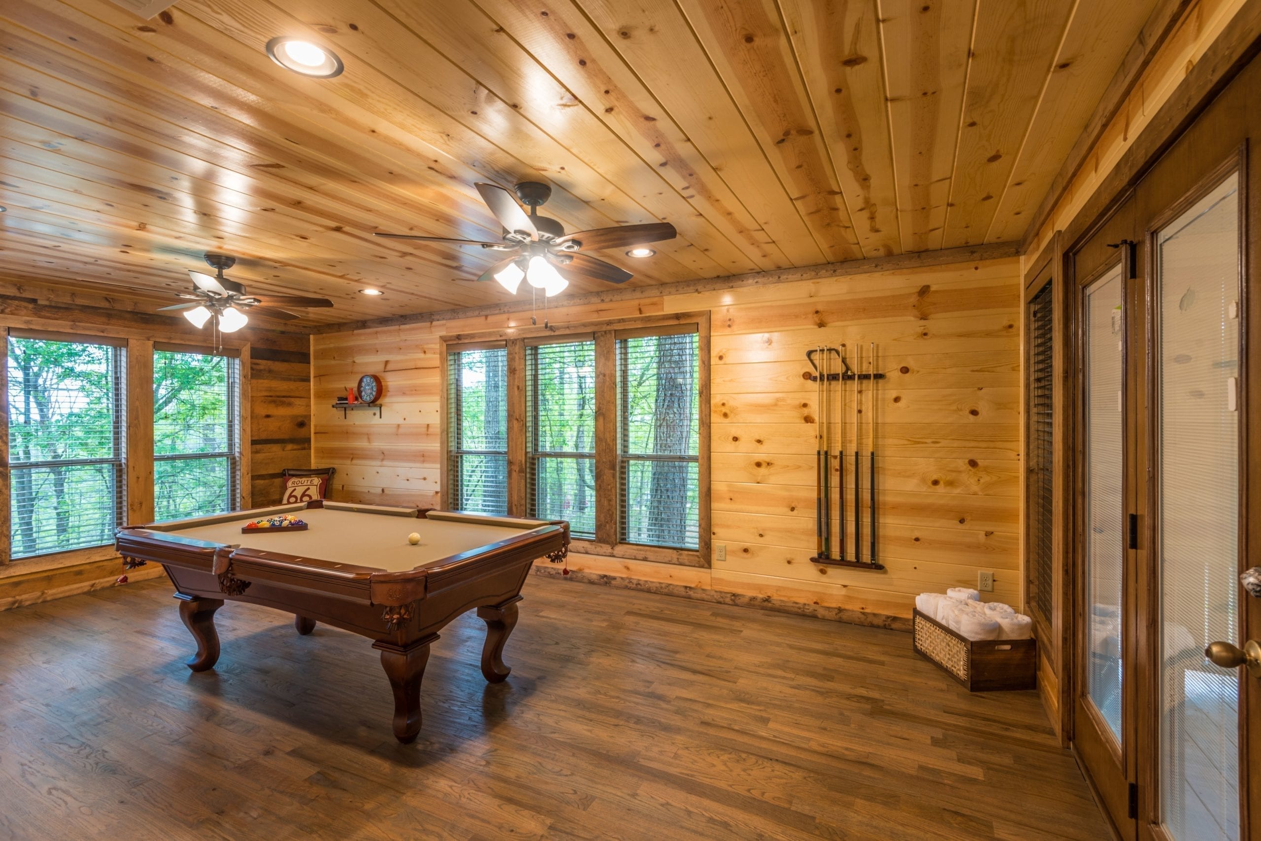 Toasted pool table Blue Beaver Cabins