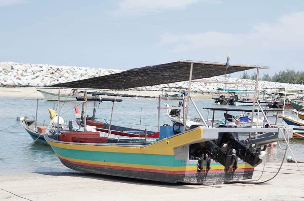 4 Reasons Why are Boat Steering Wheels on The Right