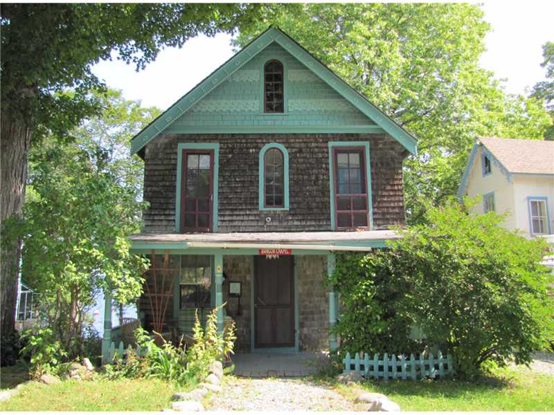 Maine Victorian oceanview cottage in seaside village of Bayside