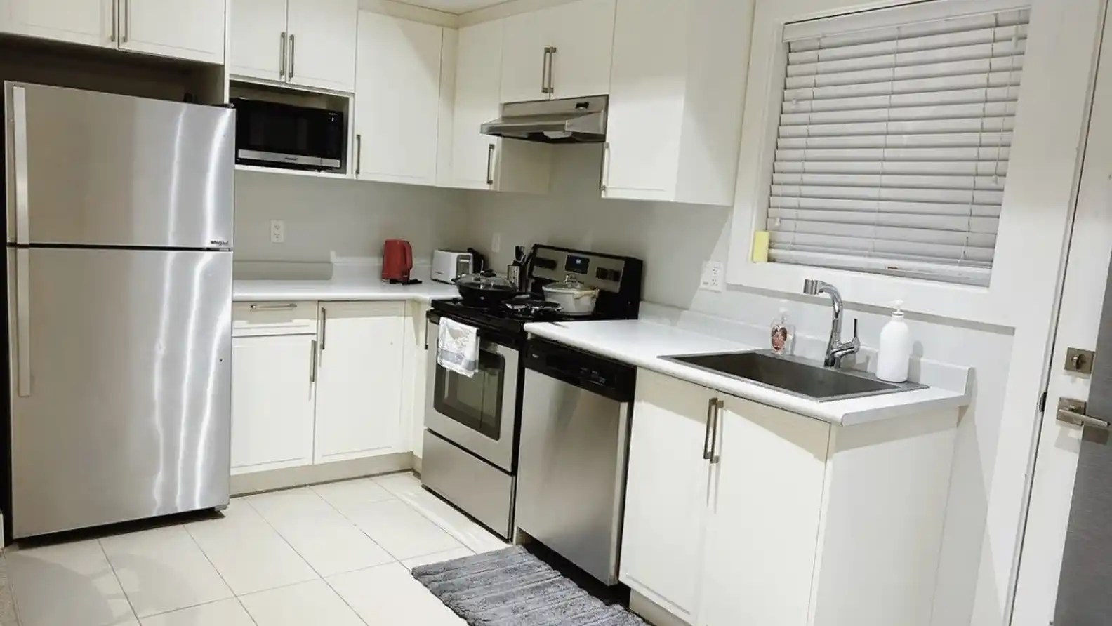 South Surrey 21A Ave 2 Bed 1 Bath Basement Suite (Near WalMart) 南素裏如新